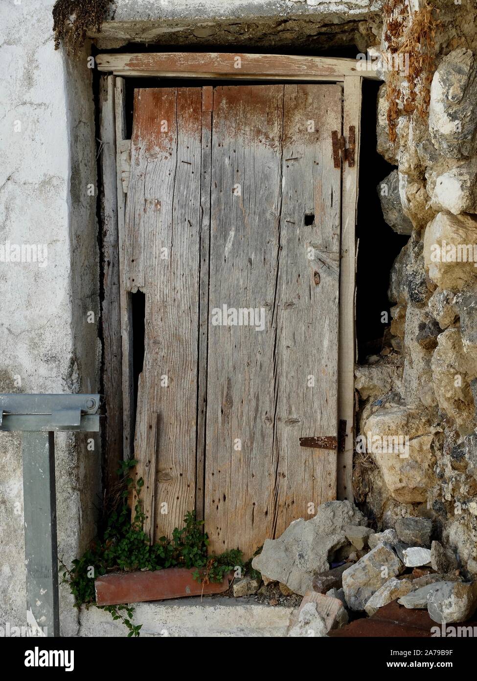 Una vecchia porta di legno lasciati a marcire Foto Stock