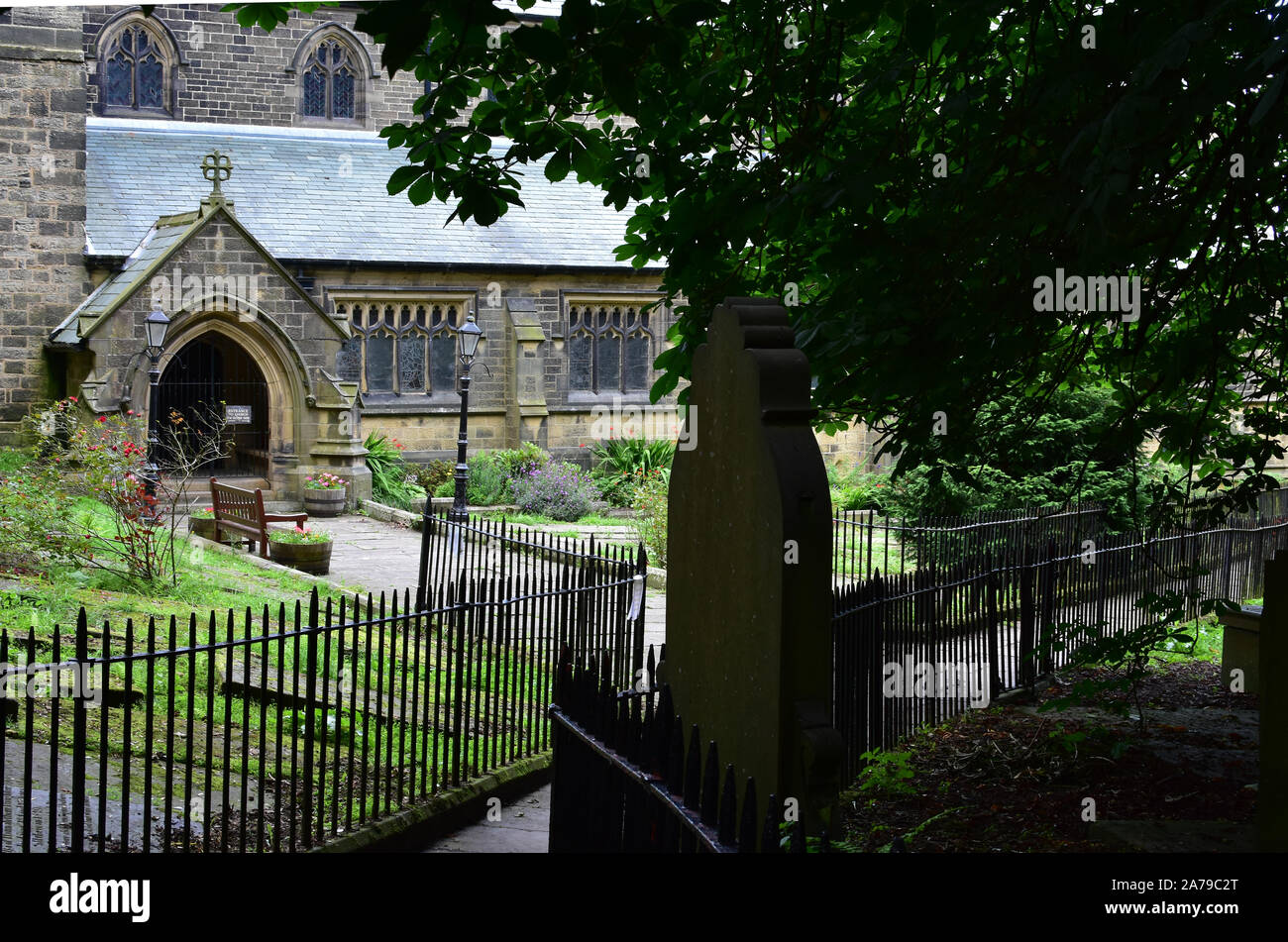 San Michele e tutti gli angeli' Church, Haworth e cimitero Foto Stock