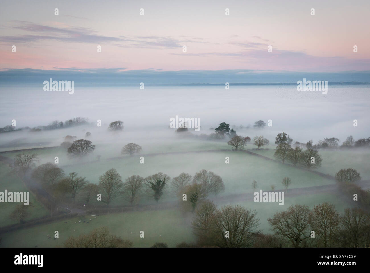 Regno Unito meteo, Glastonbury,Somerset, Regno Unito, 27 dicembre 2018. La nebbia e il tramonto su Glastonbury Tor. Foto Stock