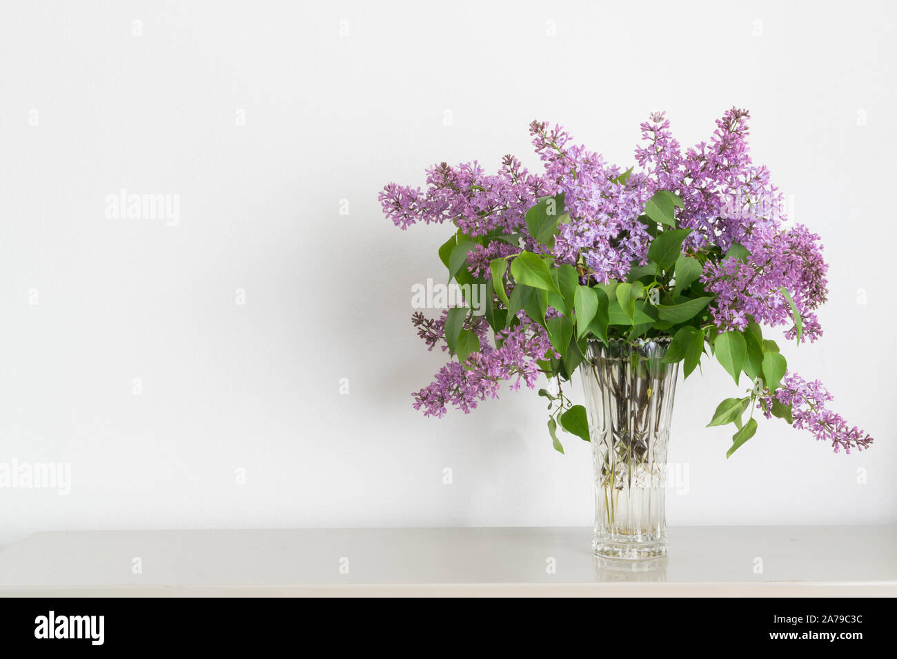 Home decor interno, bouquet di lillà in un vaso Foto Stock