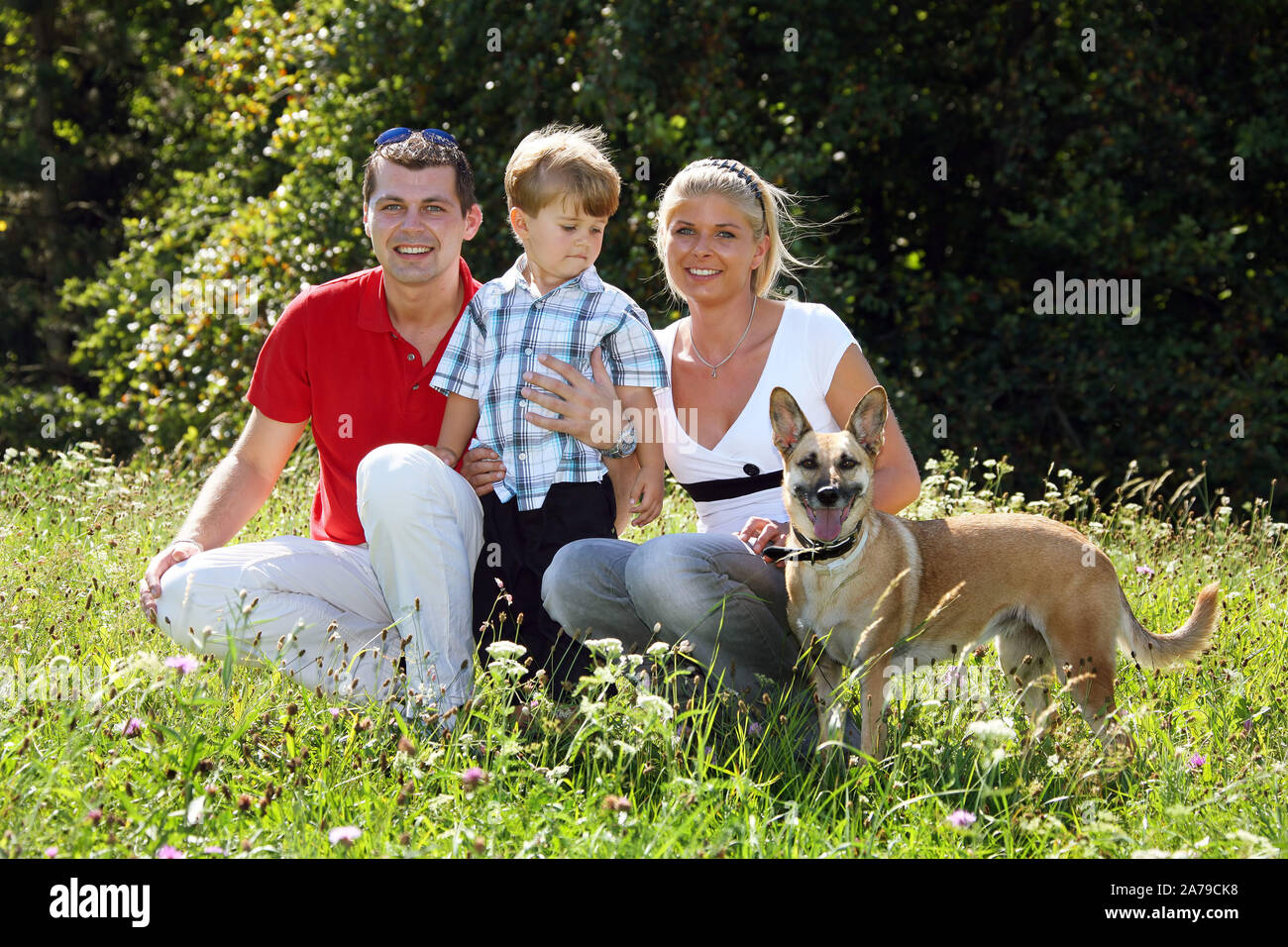 Junges Paarim Park, tipo, Hund, Familie, 30, 35 Jahre, signor:Sì Foto Stock