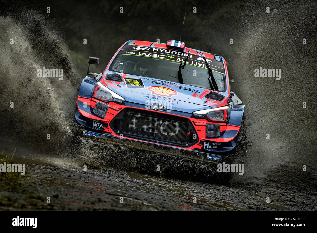 Andreas Mikkelsen alla guida della sua Hyundai i20 attraverso un watersplash per la Shell di Hyundai Mobis World Rally Team al 2019 WRC Rally Galles GB, Wales, Regno Unito Foto Stock