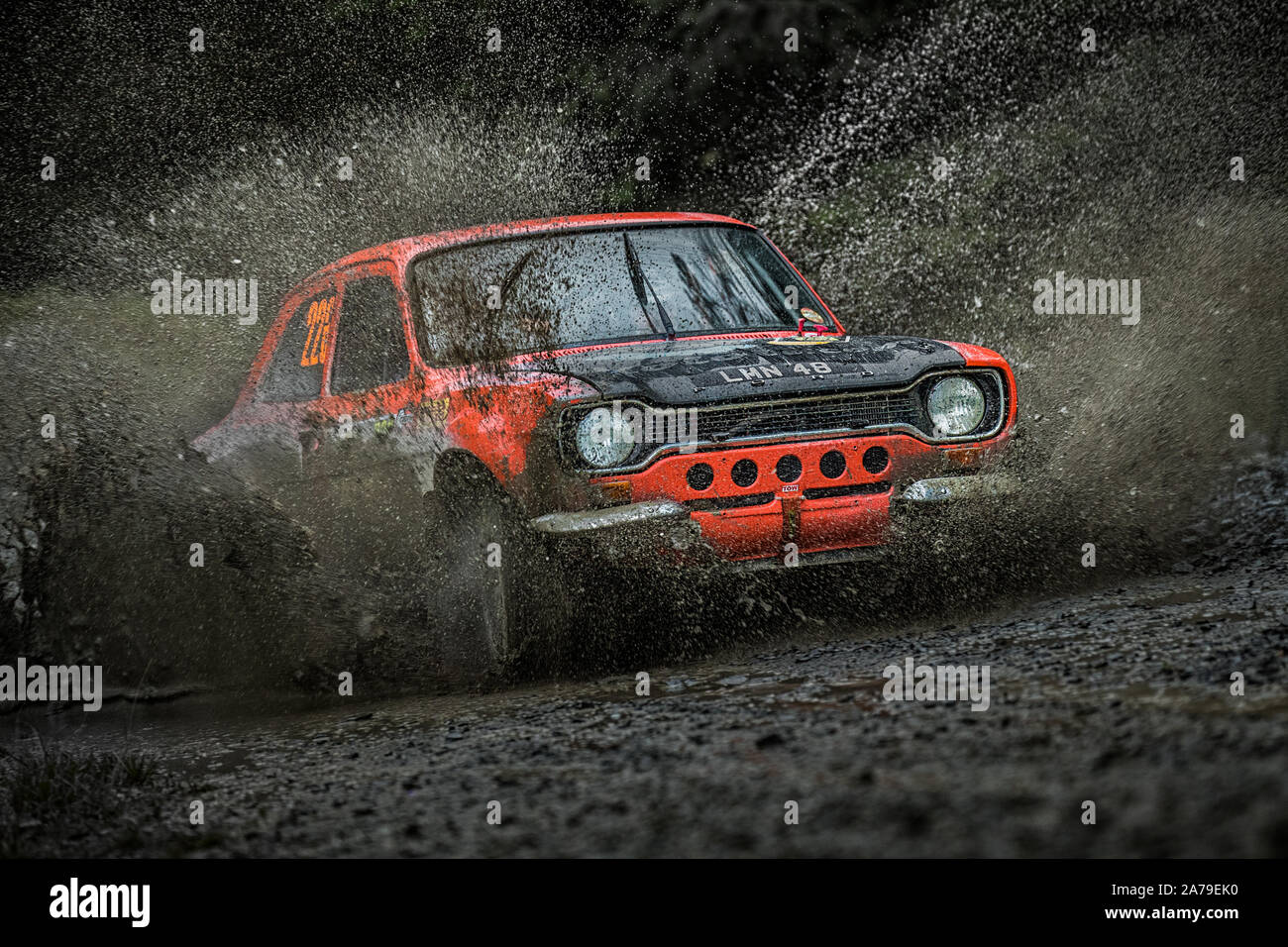 Martin Freestone guidando attraverso un watersplash in una Ford Escort RS1600 a 2019 WRC Rally Galles GB nel WRGB Rally nazionale Foto Stock