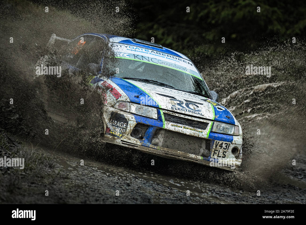 Simon Hay in un Mitsubihi EVO 6 di guida attraverso un watersplash al 2019 WRC Rally Galles GB nel WRGB Rally nazionale del Galles, UK Foto Stock