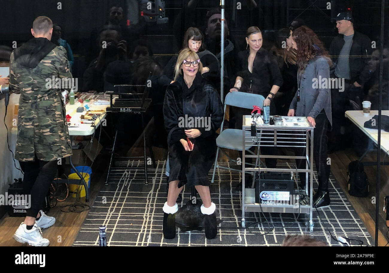 New York, Stati Uniti d'America. 31 ott 2019. Star televisiva Heidi Klum veste per la sua festa di Halloween nella vetrina del negozio di un importante rivenditore Internet su una strada dello shopping di Manhattan. L'elaborato styling dovrebbe durare diverse ore. (Per dpa Halloween: Klum può essere vestito in New York shop windows) Credito: Benno Schwinghammer/dpa/Alamy Live News Foto Stock