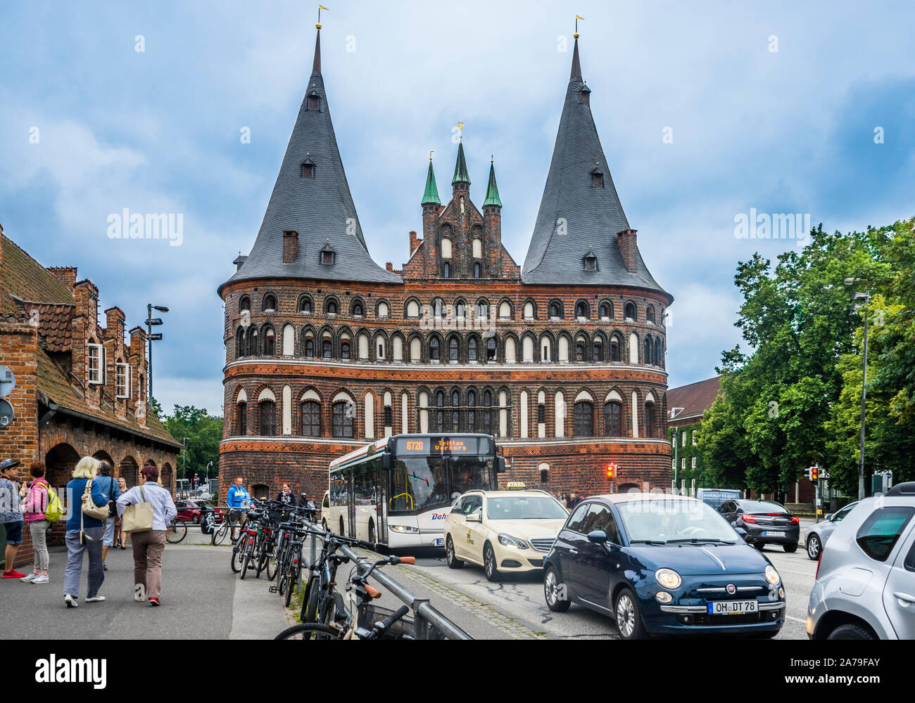 Il traffico intenso a Lübeck iconici Holstentor, città anseatica di Lubecca, Schleswig-Holstein, Germania settentrionale Foto Stock