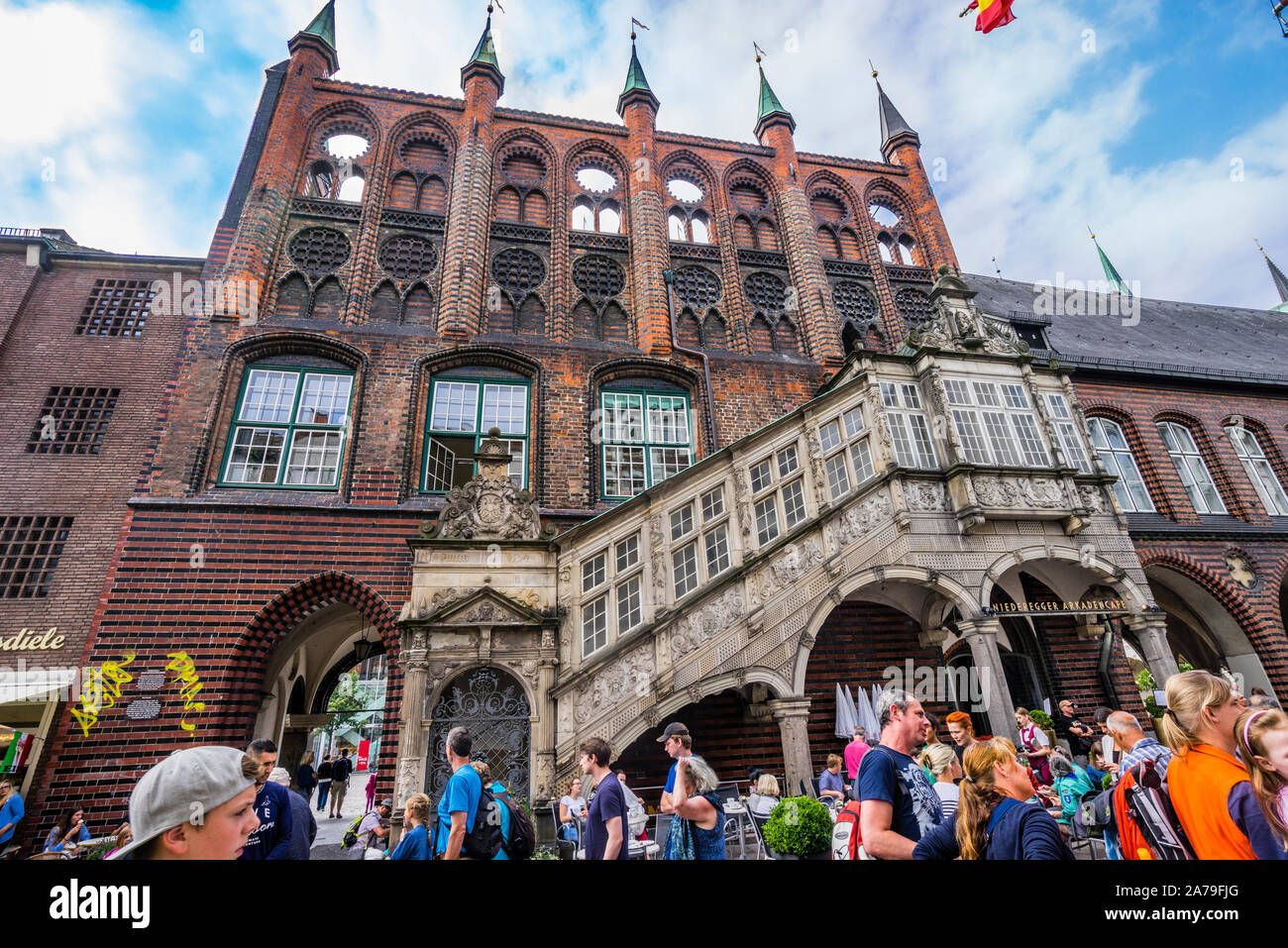 Scalinata rinascimentale presso la storica gotica in mattoni Lübeck Town Hall, città anseatica di Lubecca, Schleswig-Holstein, Germania Foto Stock