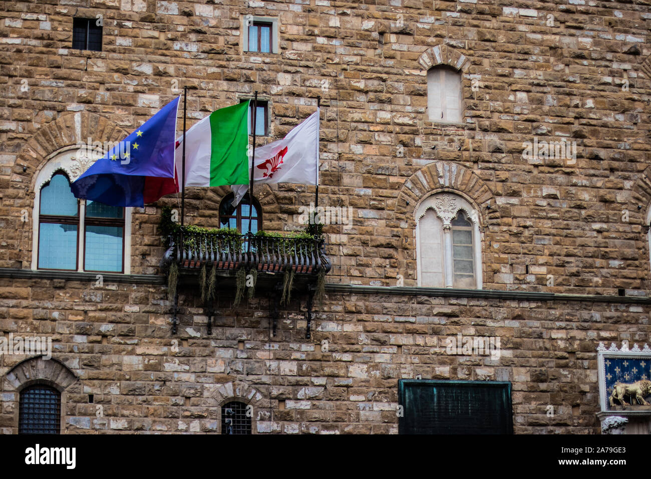 Italiano e bandiere europee su un edificio terrazza facciata Foto Stock