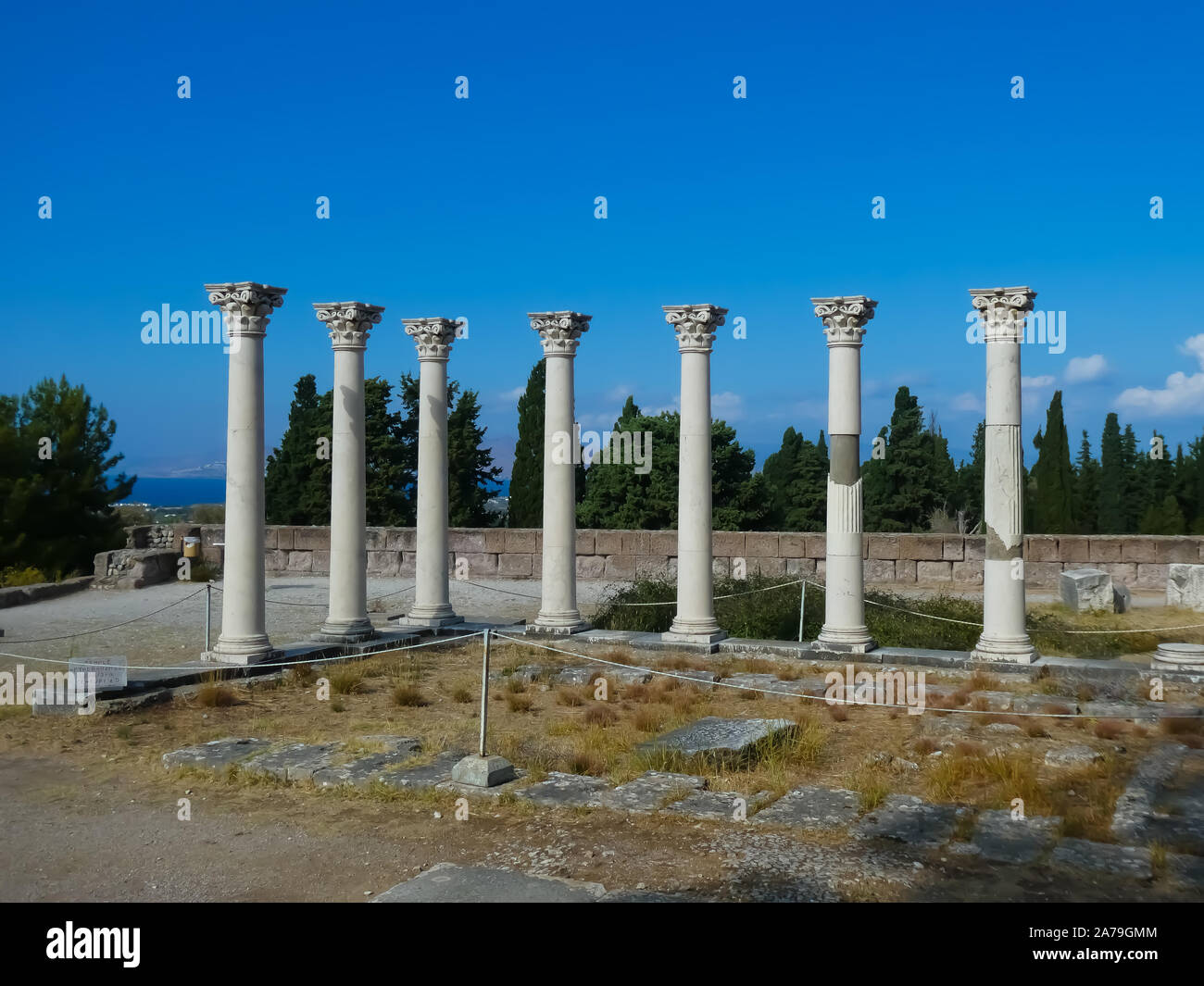 Vista laterale delle colonne del tempio di guarigione Asclepeion con vista mare Foto Stock