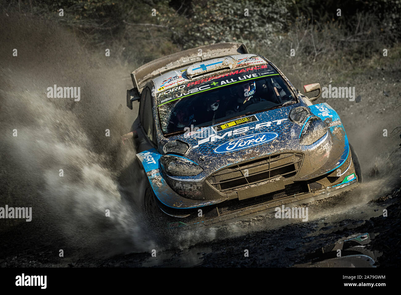 Teemu Suninen guidando attraverso un watersplash in M-Sport prestazioni Ford World Rally Team nel 2019 WRC Rally Galles GB, Wales, Regno Unito Foto Stock