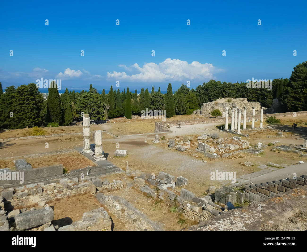 Vista completa al di sopra delle colonne del tempio di guarigione Asclepeion con vista mare Foto Stock