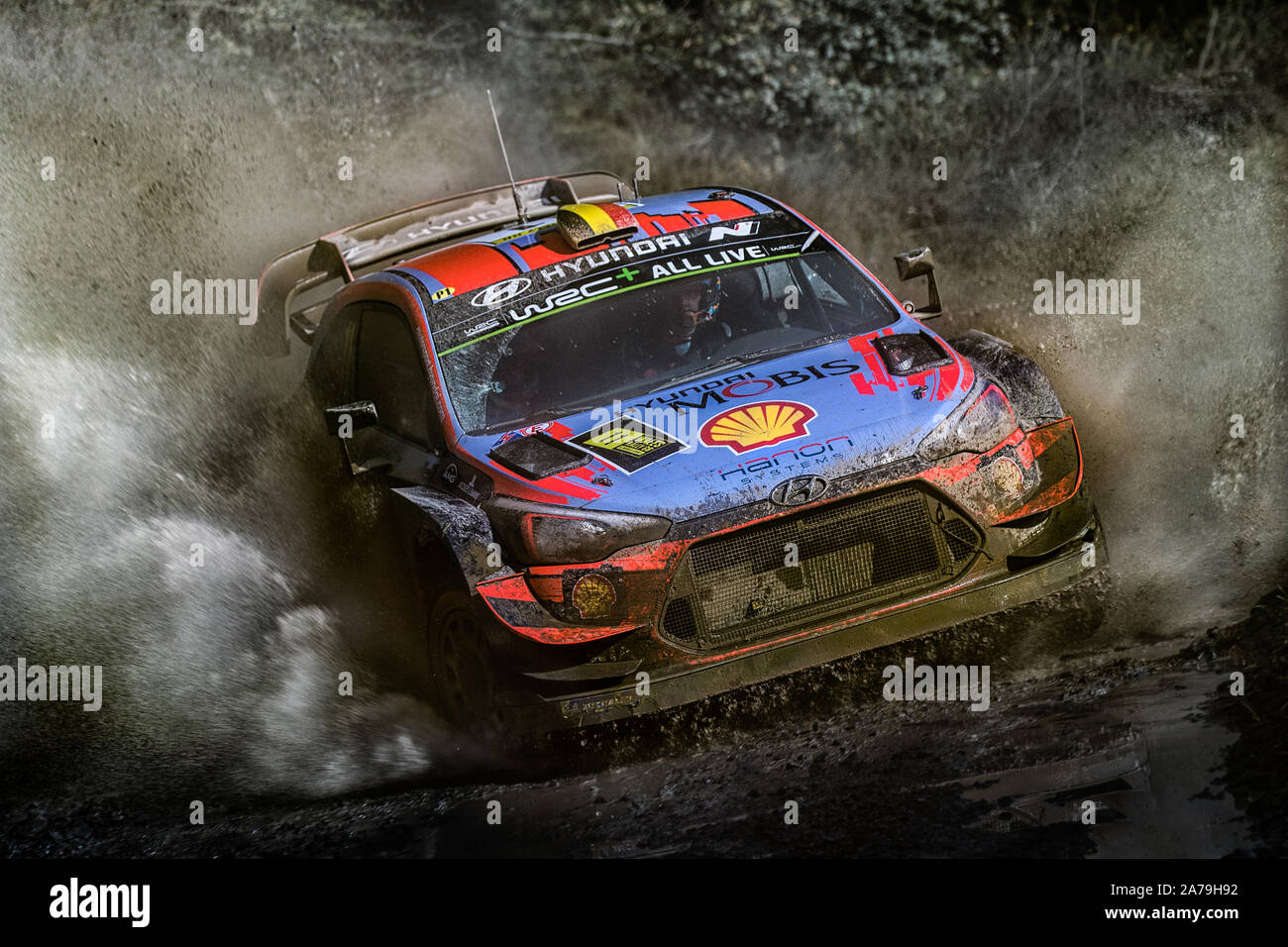 Thierry Neuville guidando attraverso watersplash in Hyundai i20 nel 2019 WRC Rally Galles GB per Shell Hyundai Mobis World Rally Team Foto Stock