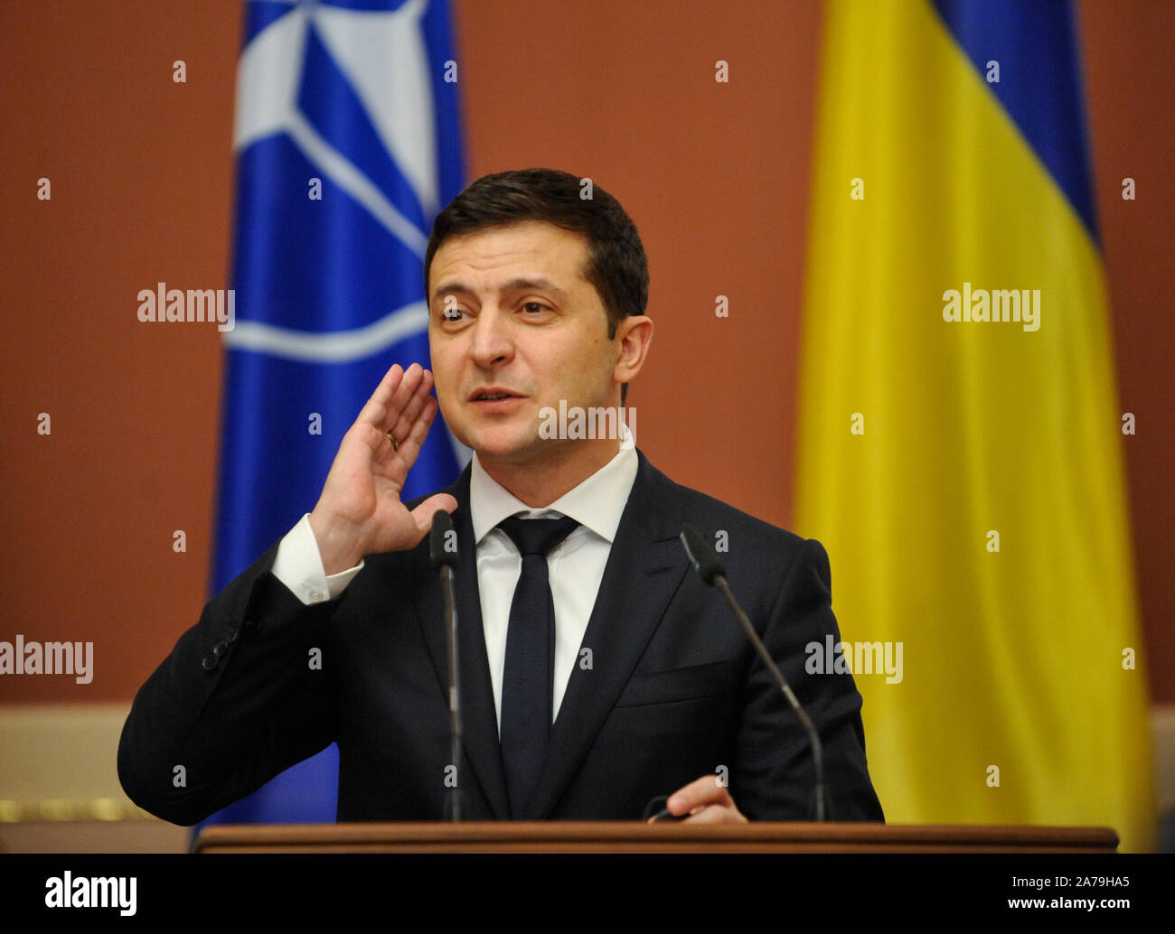 Kiev, Ucraina. 31 ott 2019. Presidente dell Ucraina Volodymyr Zelensky partecipa a una conferenza stampa congiunta con il Segretario generale della NATO, Jens Stoltenberg dopo la NATO-Ucraina a riunione della commissione.Jens Stoltenberg è arrivato in Ucraina il 30 ottobre 2019 su una due giorni di visita. Credito: SOPA Immagini limitata/Alamy Live News Foto Stock