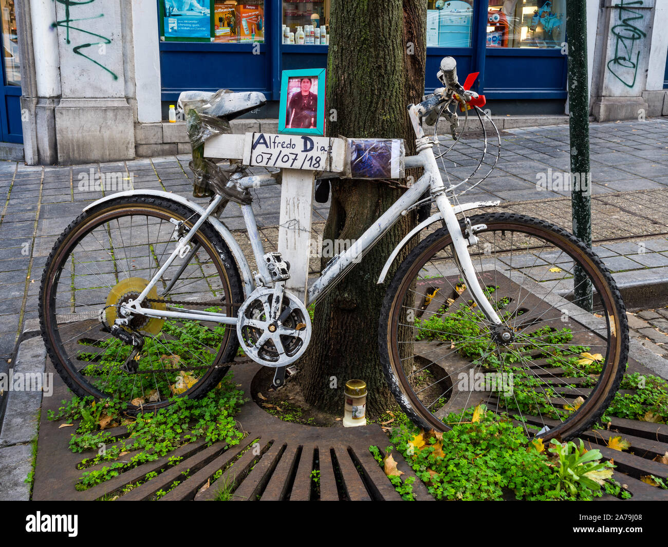 Memoriale di bicicletta per incidente stradale vittima - Saint Gilles, Bruxelles, Belgio. Foto Stock
