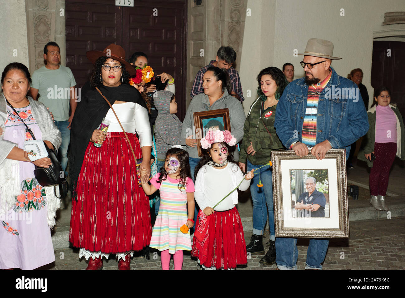 Los Angeles, California/USA - Ottobre 30, 2019: una famiglia onori a amavano uno al giorno dei morti la celebrazione a Olvera Street celebrazione Foto Stock