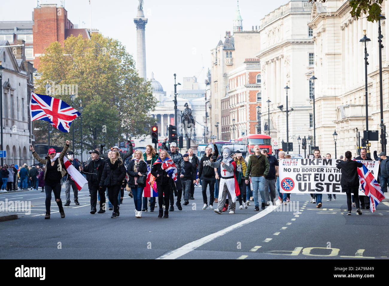 London, Regno Unito 31 ottobre, 2019. Sostenitori Brexit raccogliere intorno a Whitehall il giorno britannico era dovuta a lasciare l'Unione europea per la seconda volta. Andy Barton/Alamy Live News Foto Stock