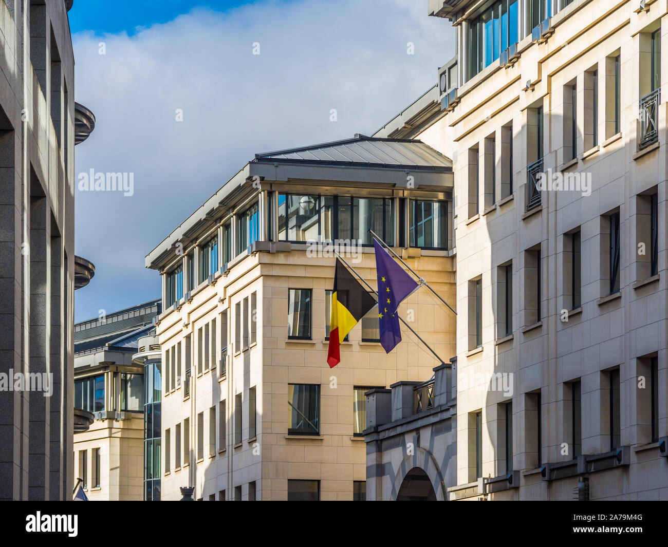 Belga e Unione europea bandiere su edifici governativi off Rue de Namur, Bruxelles, Belgio. Foto Stock