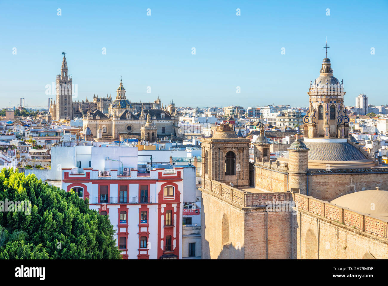 Lo skyline di Siviglia vista della cattedrale di Siviglia La Giralda torre campanaria e sui tetti della città siviglia Spagna Siviglia Andalusia Spagna UE Europa Foto Stock