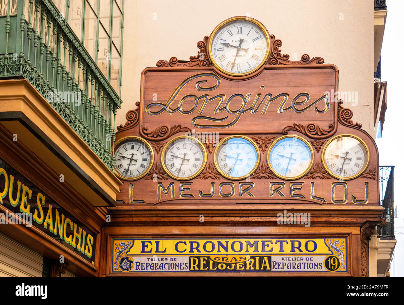 Cinque orologi mondiali su un orologio di orologiai shop su Calle Sierpes casa di Nicolas Monardes Alfaro botanico siviglia Spagna Siviglia Andalusia Spagna Foto Stock