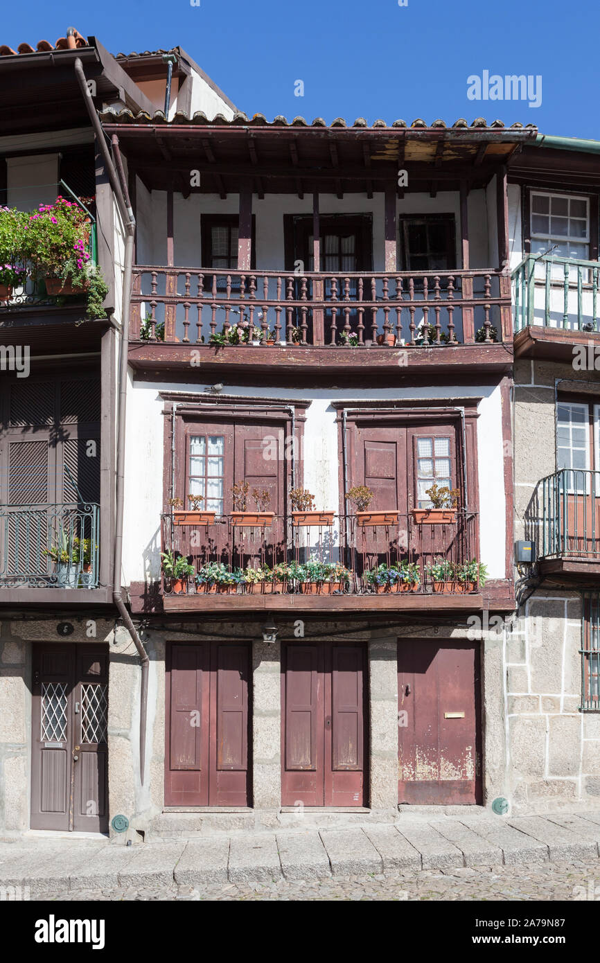 Tipico vecchio a tre piani di casa con balconi di legno in Largo de São Tiago, Guimarães, Portogallo Foto Stock