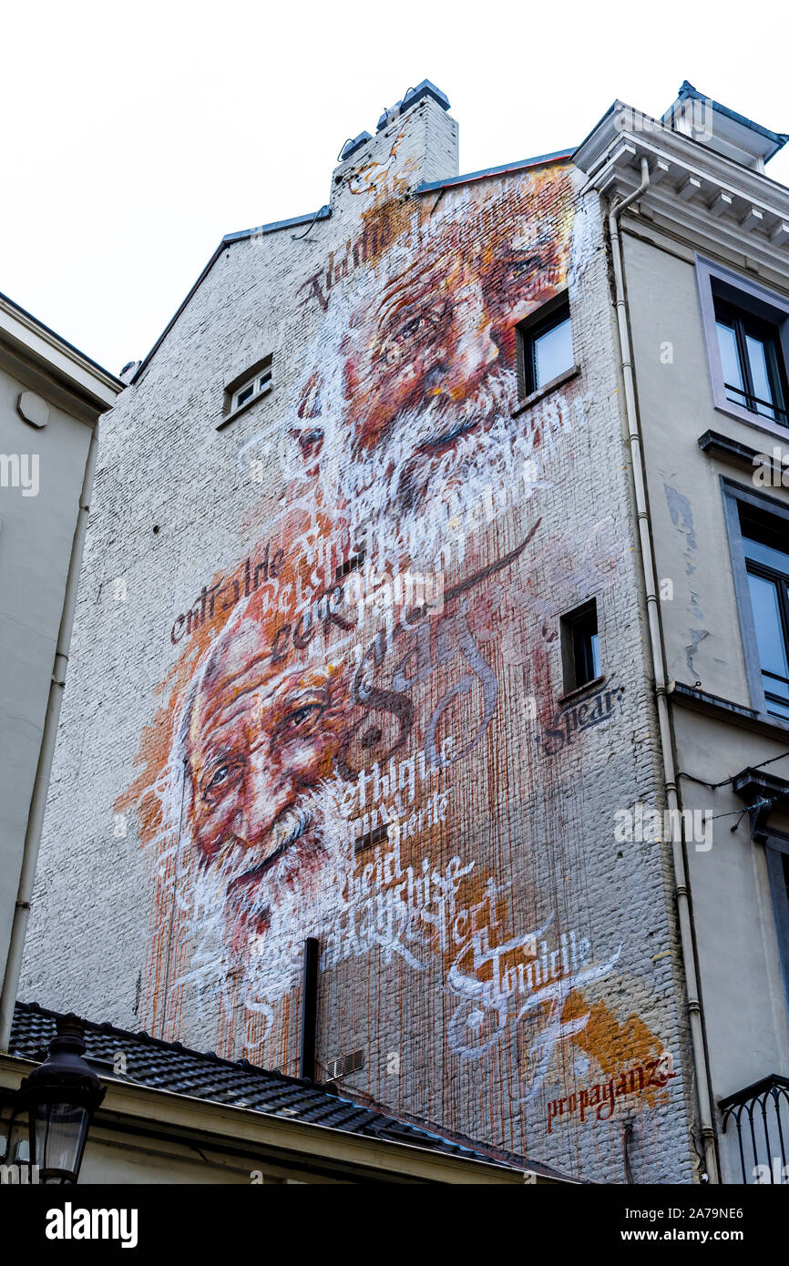 "Propaganza' Street-arte murale di artista belga 'pera' su Rue de Namur, Bruxelles, Belgio. Foto Stock