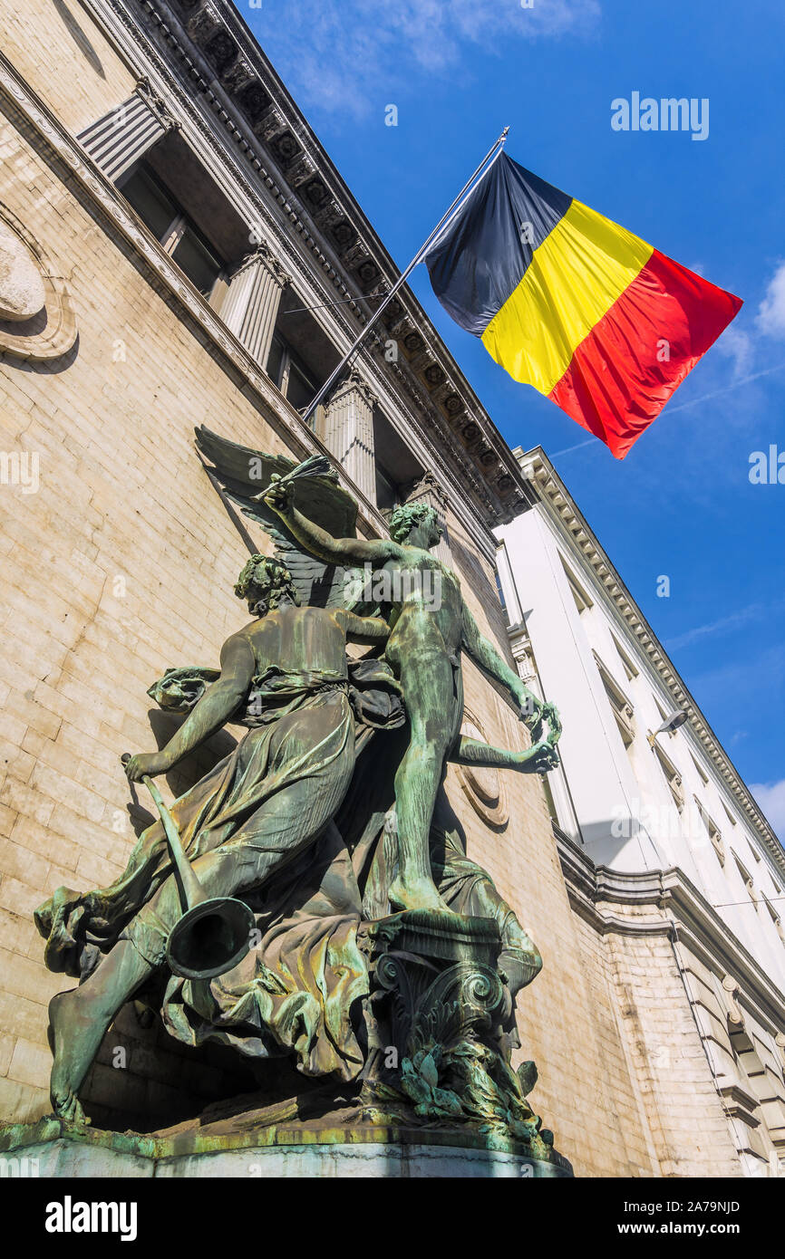 Bandiera belga volando sopra la scultura sulla parte anteriore del Museo Reale di Belle Arti del Belgio - Bruxelles, Belgio. Foto Stock