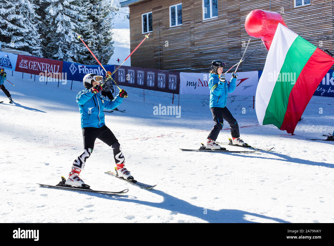 Bansko, Bulgaria - Dicembre, 12, 2015: Apertura di una nuova stagione sciistica 2015-2016 a Bansko, Bulgaria. I piccoli sciatori in pendenza Foto Stock