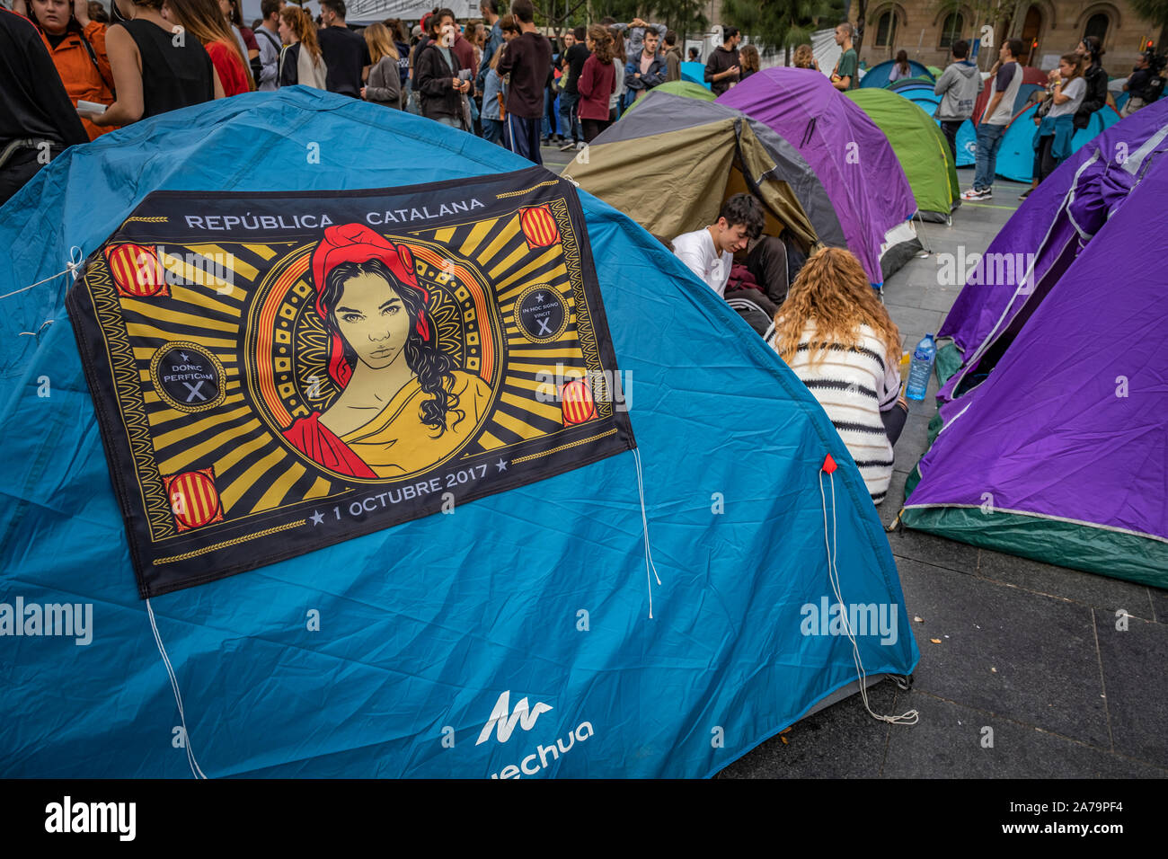 Barcellona, Spagna. 31 ott 2019. Diverse tende durante la protesta universitaria camp.centinaia di studenti universitari hanno trascorso una notte campeggio al Pl. Università di fronte all'Università Centrale protestando contro le sentenze della Corte suprema il catalano e i leader politici. Credito: SOPA Immagini limitata/Alamy Live News Foto Stock