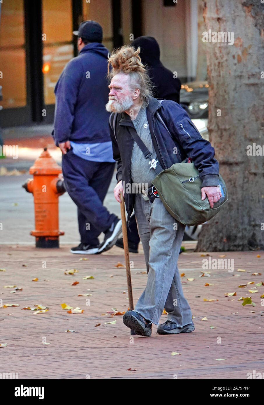 Quasi 4.100 persone sono rimaste senza tetto nelle città di Portland, Oregon, la maggior parte di essi vive in città. Più di 2.000 sono dormire fuori ogni vicina Foto Stock
