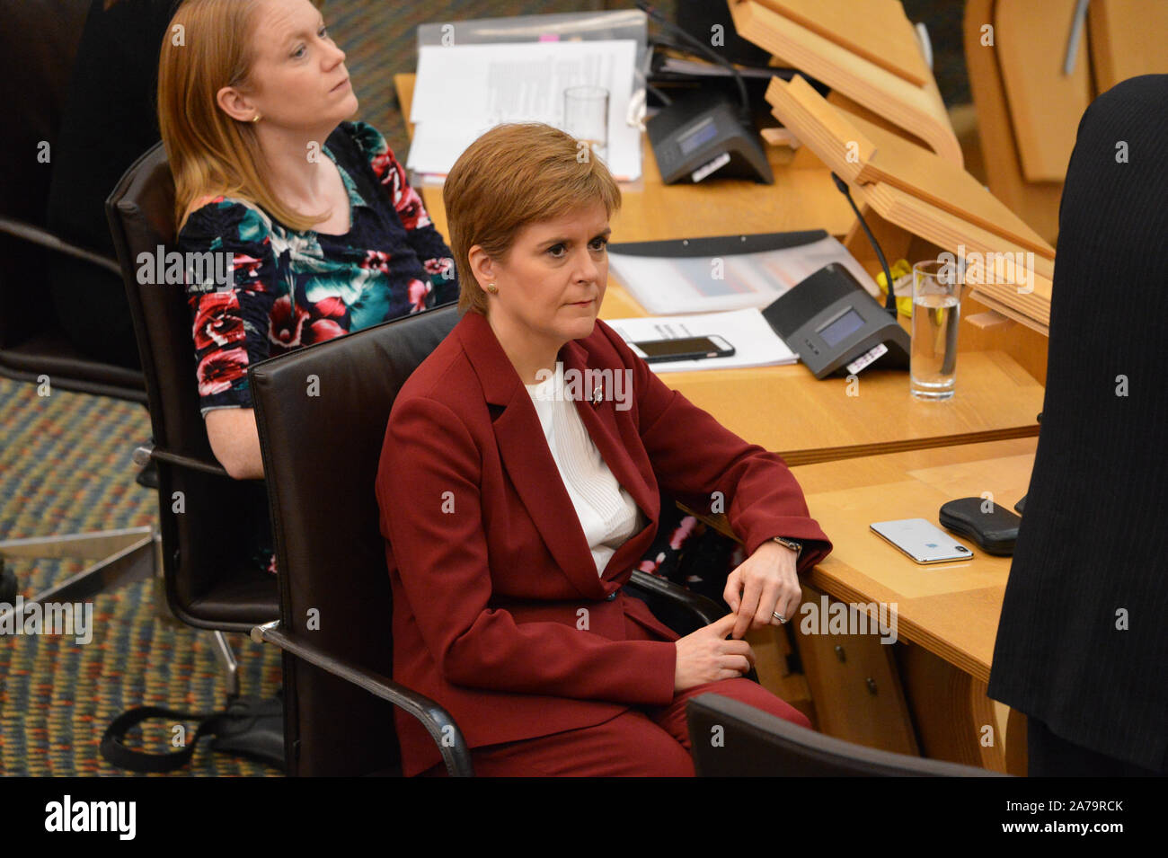 Edimburgo, 30 ottobre 2019. Nella foto: Nicola Storione MSP - Primo ministro di Scozia e il Leader del Partito nazionale scozzese (SNP) ascolta Michael Russell MSP in camera. Scene della camera nel Parlamento scozzese di Edimburgo. Dichiarazione ministeriale: impatto della nuova proposta UE uscire da trattare in Scozia. Credito: Colin D Fisher/CDFIMAGES.COM Foto Stock