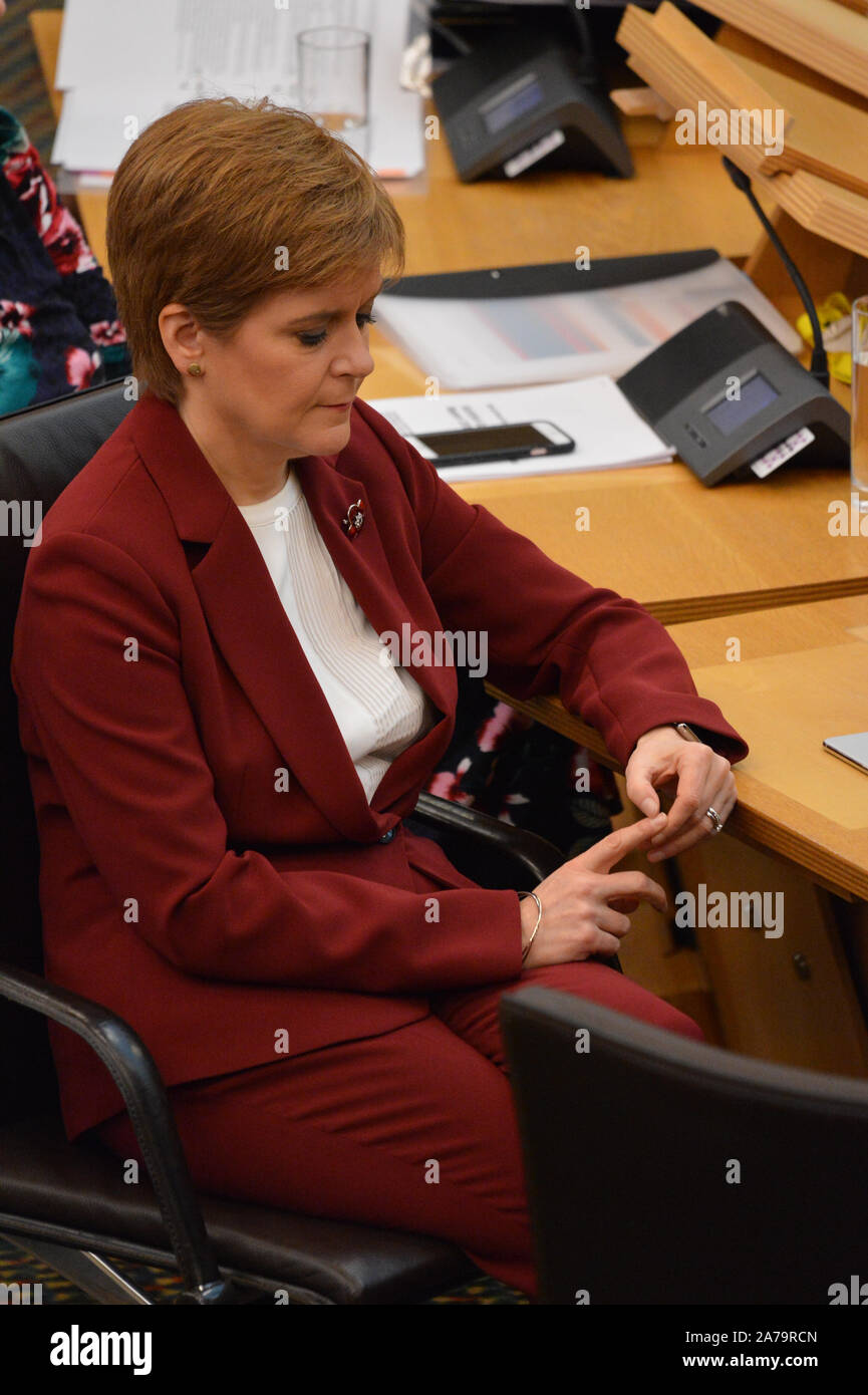 Edimburgo, 30 ottobre 2019. Nella foto: Nicola Storione MSP - Primo ministro di Scozia e il Leader del Partito nazionale scozzese (SNP) ascolta Michael Russell MSP in camera. Scene della camera nel Parlamento scozzese di Edimburgo. Dichiarazione ministeriale: impatto della nuova proposta UE uscire da trattare in Scozia. Credito: Colin D Fisher/CDFIMAGES.COM Foto Stock
