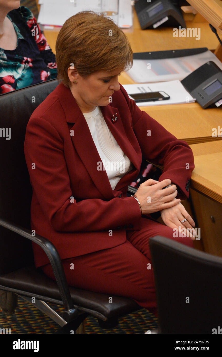 Edimburgo, 30 ottobre 2019. Nella foto: Nicola Storione MSP - Primo ministro di Scozia e il Leader del Partito nazionale scozzese (SNP) ascolta Michael Russell MSP in camera. Scene della camera nel Parlamento scozzese di Edimburgo. Dichiarazione ministeriale: impatto della nuova proposta UE uscire da trattare in Scozia. Credito: Colin D Fisher/CDFIMAGES.COM Foto Stock