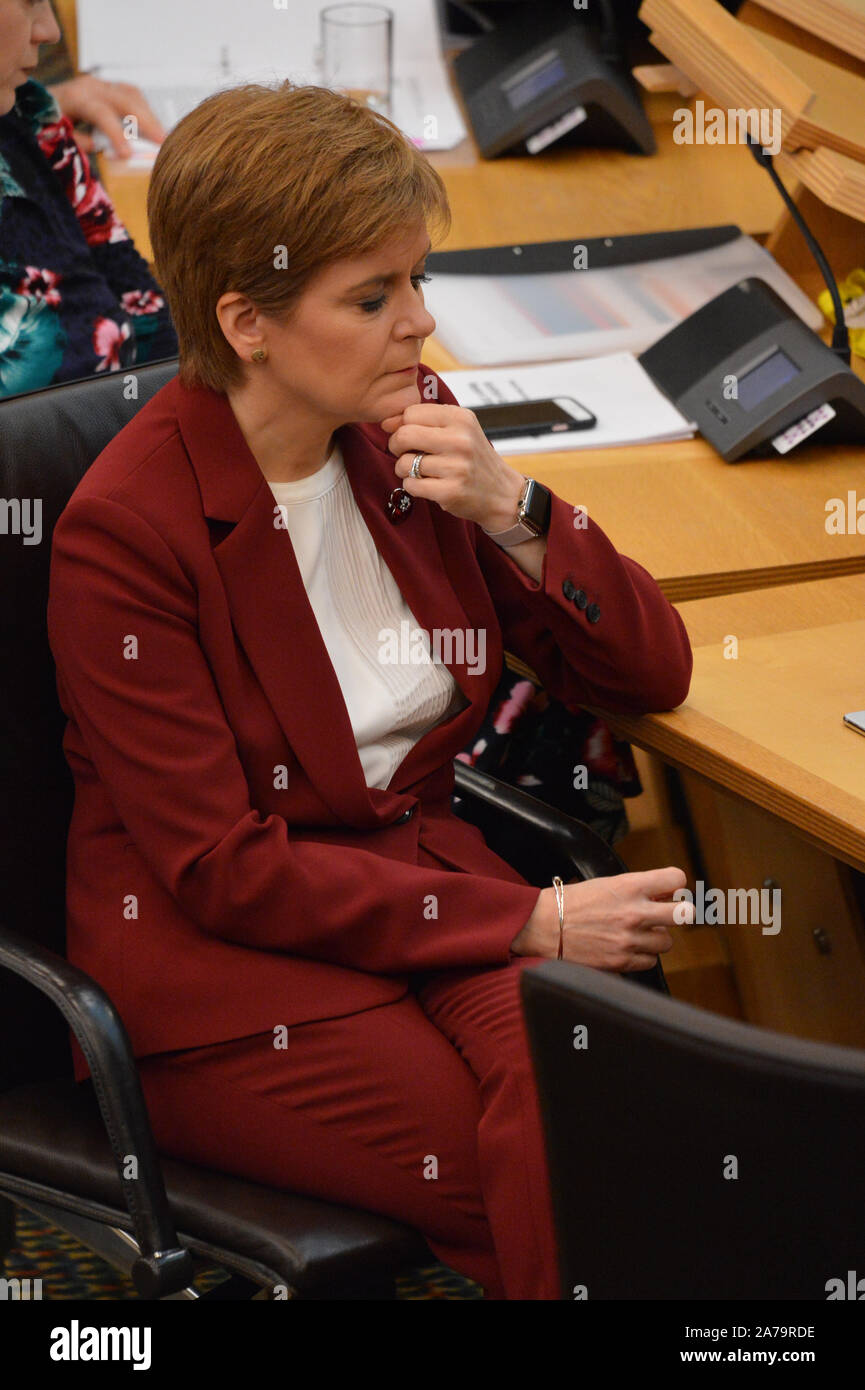 Edimburgo, 30 ottobre 2019. Nella foto: Nicola Storione MSP - Primo ministro di Scozia e il Leader del Partito nazionale scozzese (SNP) ascolta Michael Russell MSP in camera. Scene della camera nel Parlamento scozzese di Edimburgo. Dichiarazione ministeriale: impatto della nuova proposta UE uscire da trattare in Scozia. Credito: Colin D Fisher/CDFIMAGES.COM Foto Stock