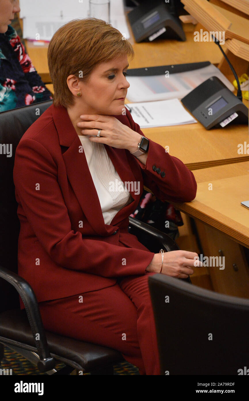 Edimburgo, 30 ottobre 2019. Nella foto: Nicola Storione MSP - Primo ministro di Scozia e il Leader del Partito nazionale scozzese (SNP) ascolta Michael Russell MSP in camera. Scene della camera nel Parlamento scozzese di Edimburgo. Dichiarazione ministeriale: impatto della nuova proposta UE uscire da trattare in Scozia. Credito: Colin D Fisher/CDFIMAGES.COM Foto Stock