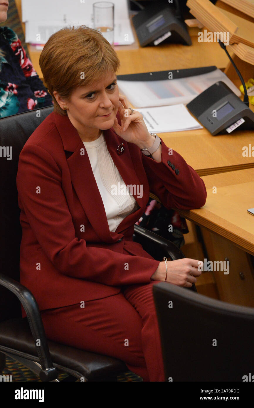 Edimburgo, 30 ottobre 2019. Nella foto: Nicola Storione MSP - Primo ministro di Scozia e il Leader del Partito nazionale scozzese (SNP) ascolta Michael Russell MSP in camera. Scene della camera nel Parlamento scozzese di Edimburgo. Dichiarazione ministeriale: impatto della nuova proposta UE uscire da trattare in Scozia. Credito: Colin D Fisher/CDFIMAGES.COM Foto Stock