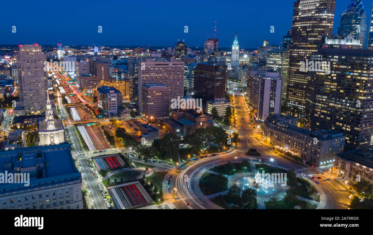 Traffico di veicoli cerchi intorno alla fontana a Piazza Logan nel vivace nucleo urbano di Philadelphia PA Foto Stock