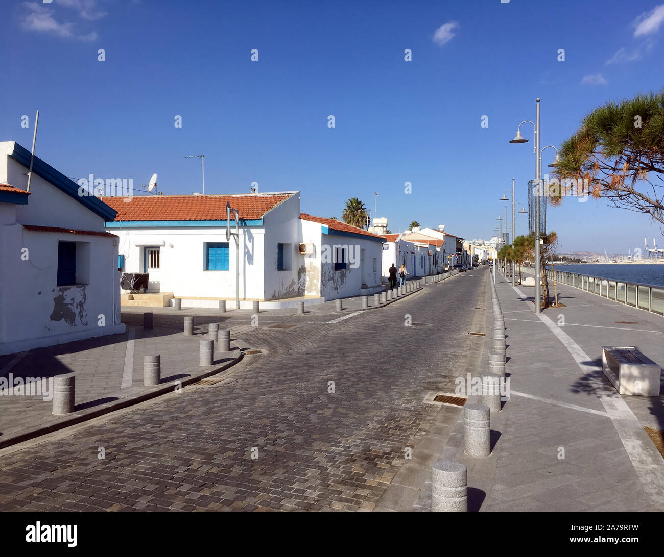 Tipica del sud mare cityscape di cipro con street e case bianche sulla luminosa giornata di sole nei periodi di bassa stagione in inverno Foto Stock