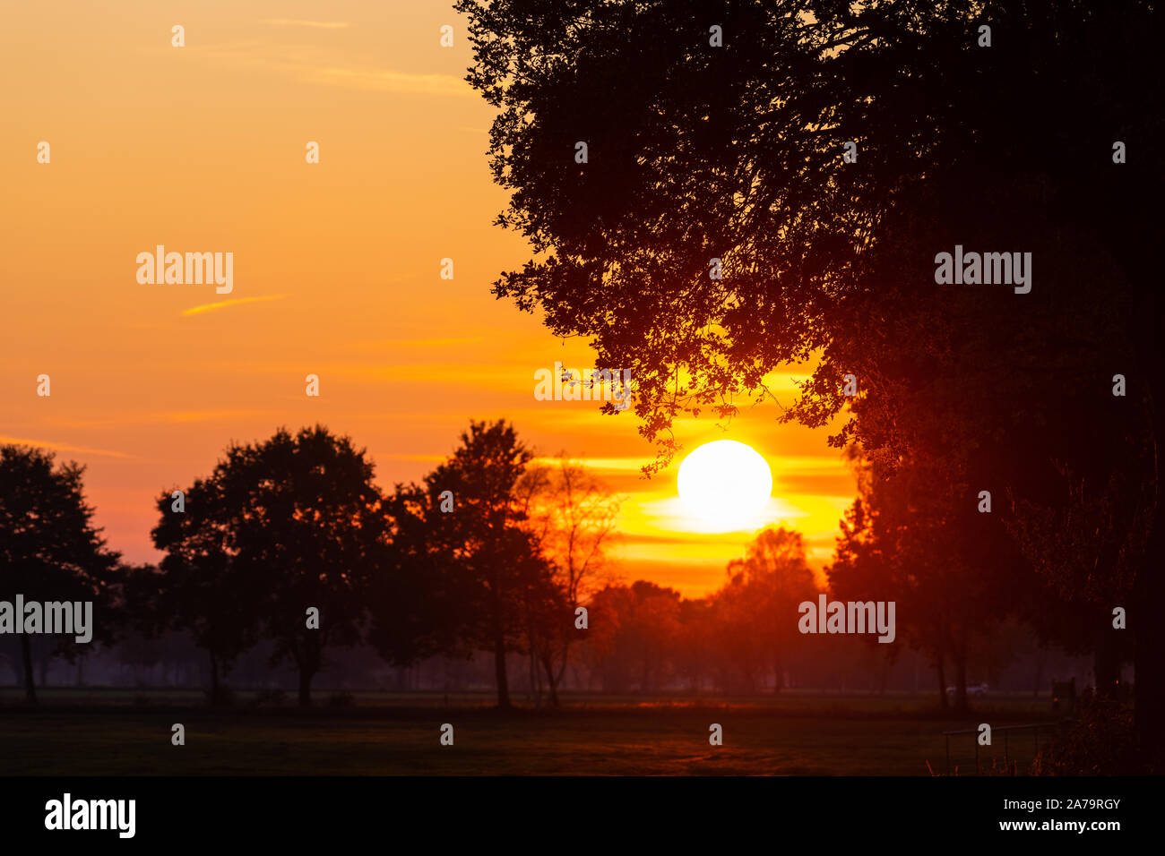 Un tramonto speciale con colori intensi in autunno sera Foto Stock