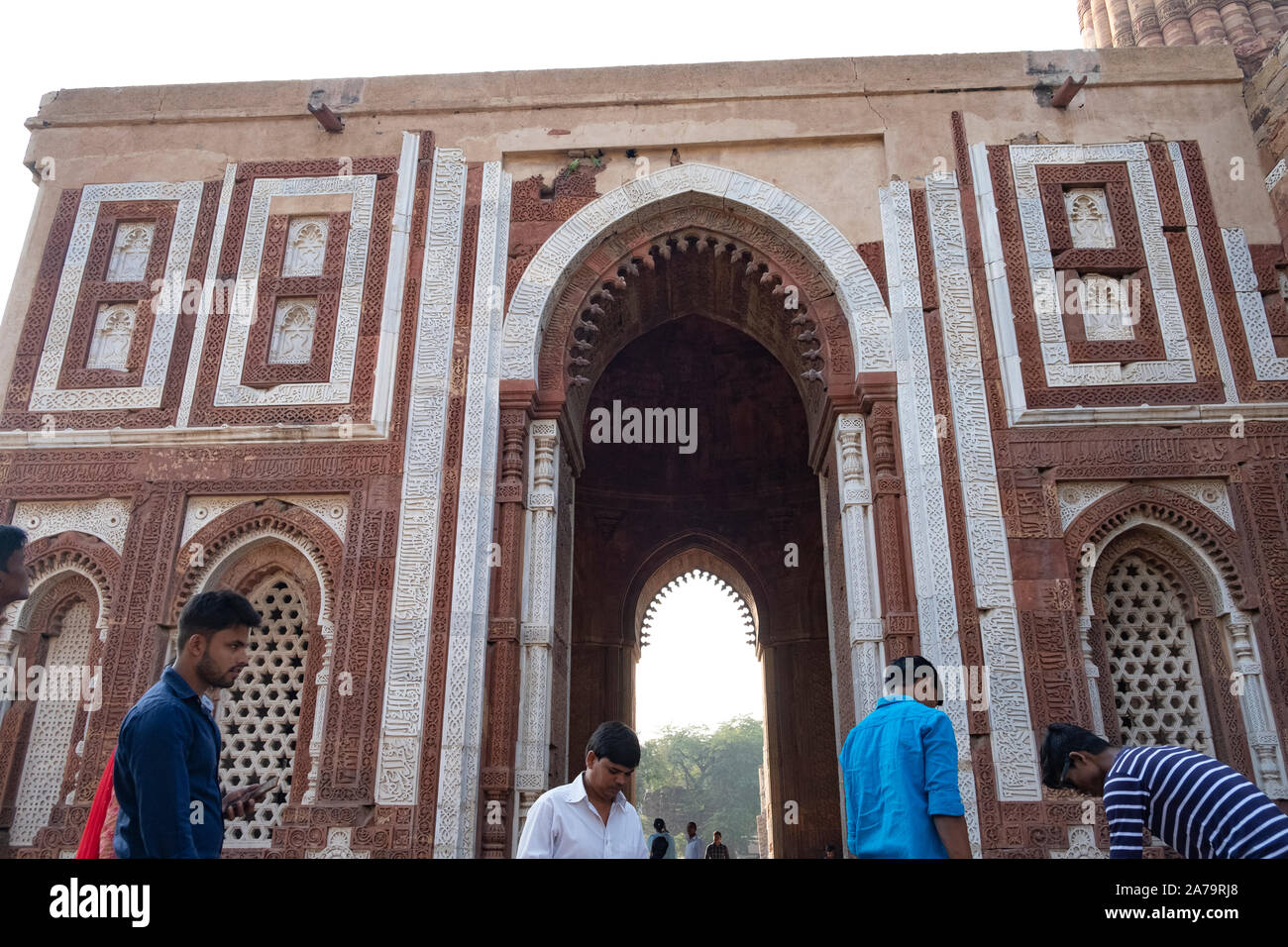 Alai Darwaza costruito da Alauddin Khalji nel 1311. I dettagli di carving. Foto Stock