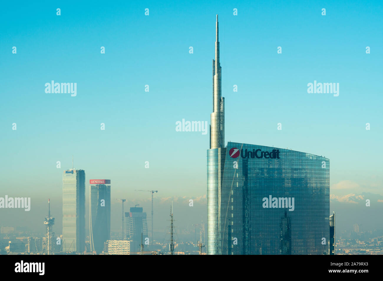 Milano Italia: Milano skyline, vista aerea di Unicredit Bank Headquarters grattacielo. Città coperte dallo smog. Foto Stock