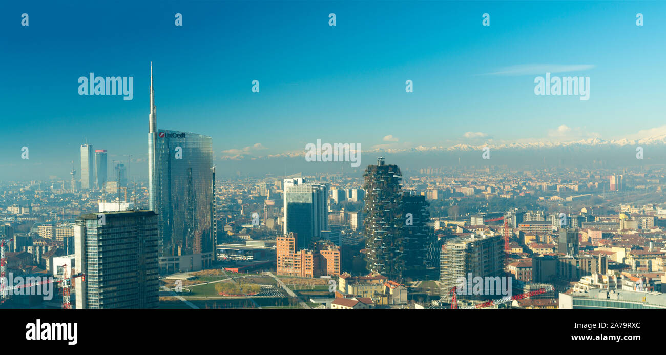 Milano Italia: Milano skyline, veduta aerea della Porta Nuova impresa in un quartiere finanziario con Unicredit tower e Bosco Verticale di edifici Foto Stock