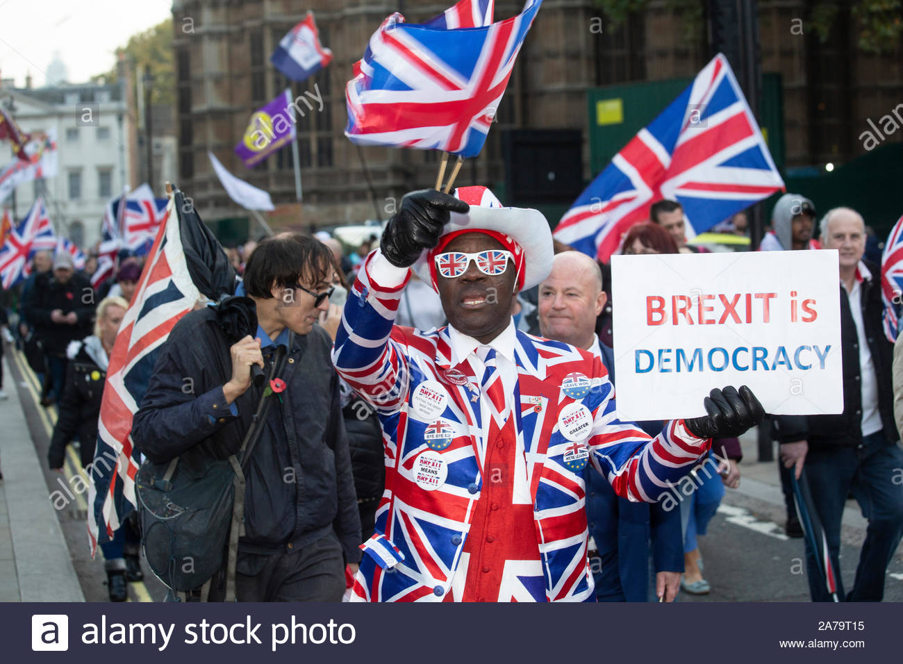 Londra, Regno Unito. 31 ott 2019. Un lasciare significa lasciare marzo ha avuto luogo a Westminster in segno di protesta per la mancata consegna di Brexit. Vi wasa pesante presenza di polizia alla protesta e gli arresti sono stati effettuati. Qui Giuseppe onde Afrane un Union Jack. Credito: Clearpix/Alamy Live News Foto Stock