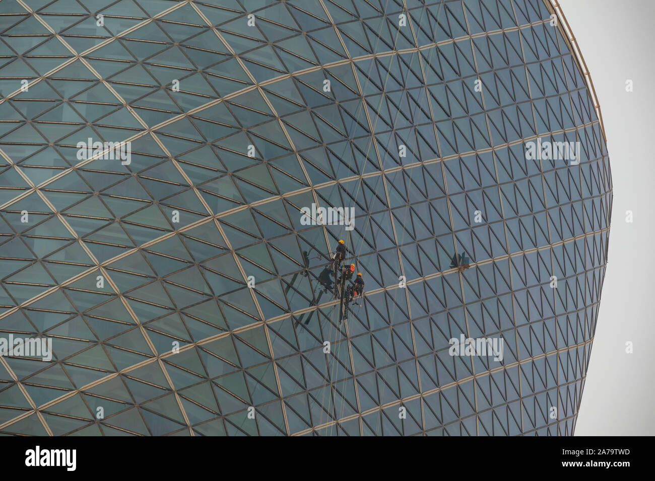 Detergenti per finestre, capitale Gate, nota anche come Torre pendente di Abu Dhabi, un grattacielo in Abu Dhabi, Emirati Arabi Uniti Foto Stock