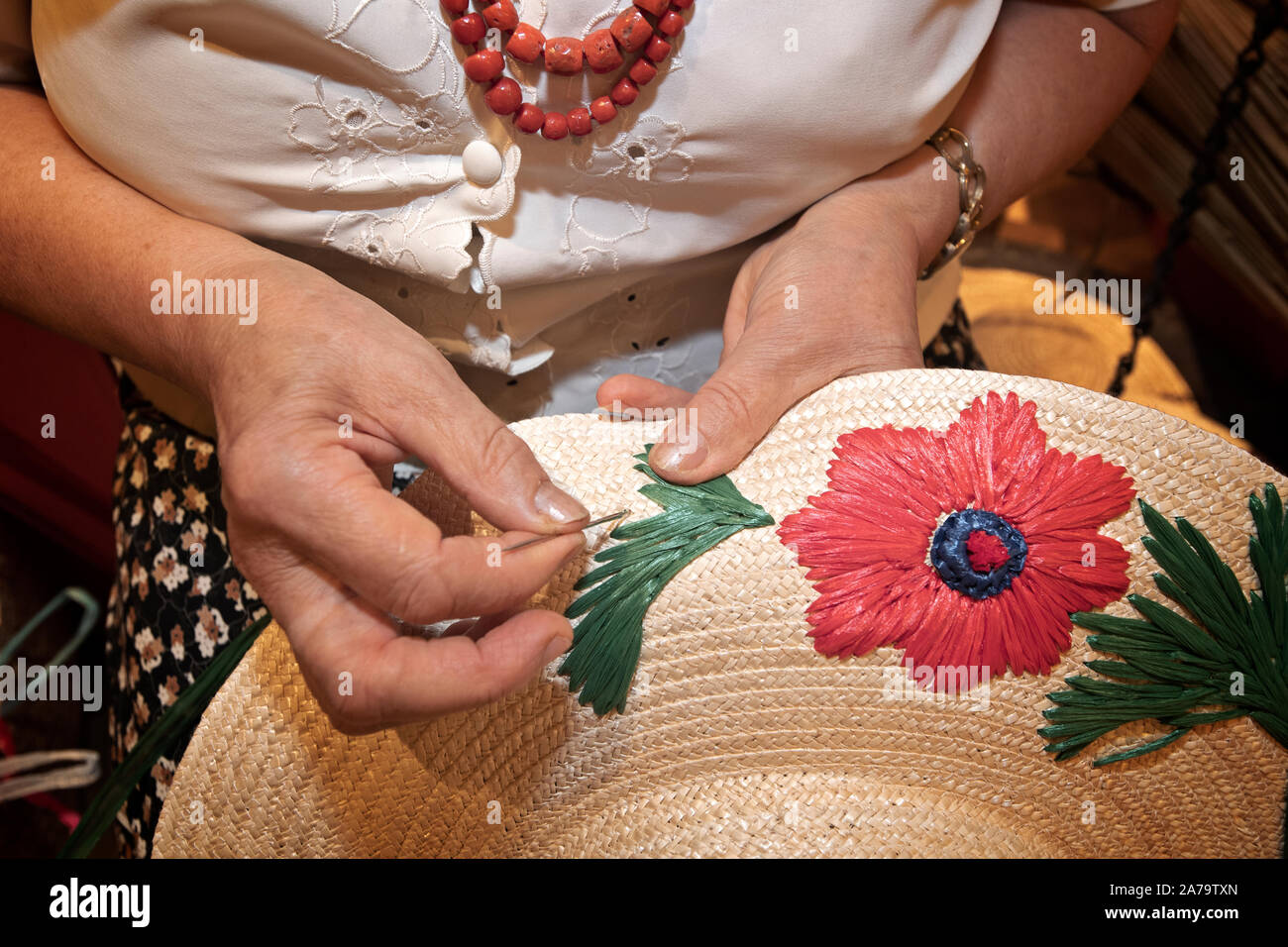 Marche - Montappone - anziane nella dimostrazione della lavorazione  artigianale del cappello di paglia ricamo manuale |Italia Marhe Montappone  - Anziani dimostrando l'artigianato del cappello di paglia ricamo manuale  Foto stock - Alamy