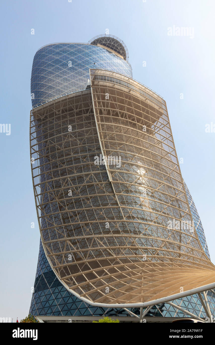Capital Gate, nota anche come Torre pendente di Abu Dhabi, un grattacielo in Abu Dhabi, Emirati Arabi Uniti Foto Stock