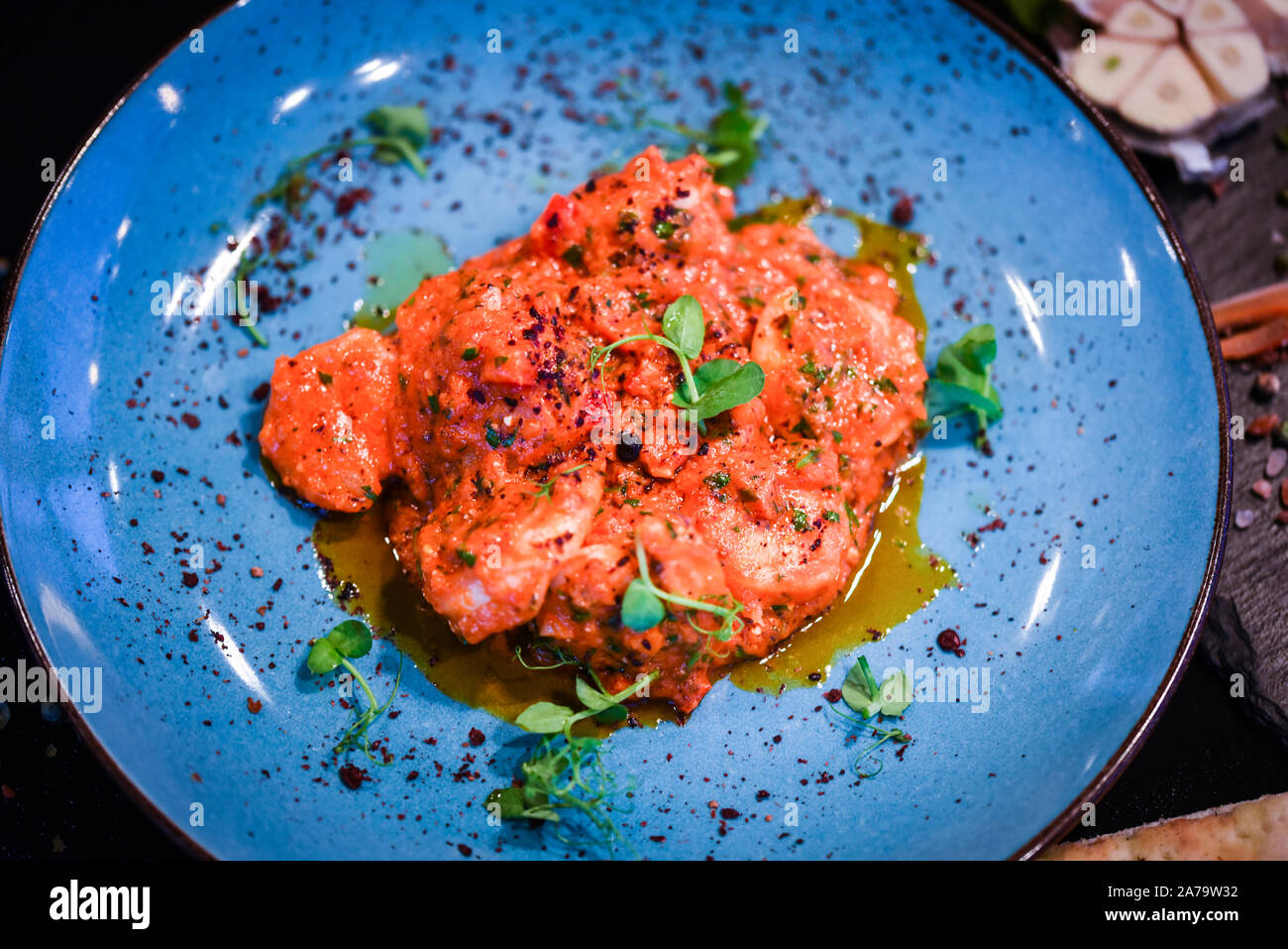 piatto di gamberi di saganaki con salsa di pomodori freschi e basilico Foto Stock