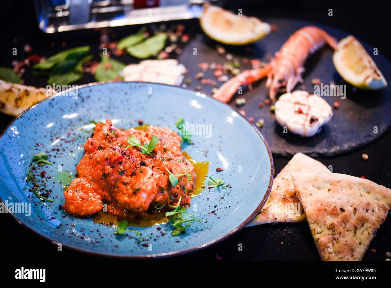 piatto di gamberi di saganaki con salsa di pomodori freschi e basilico Foto Stock