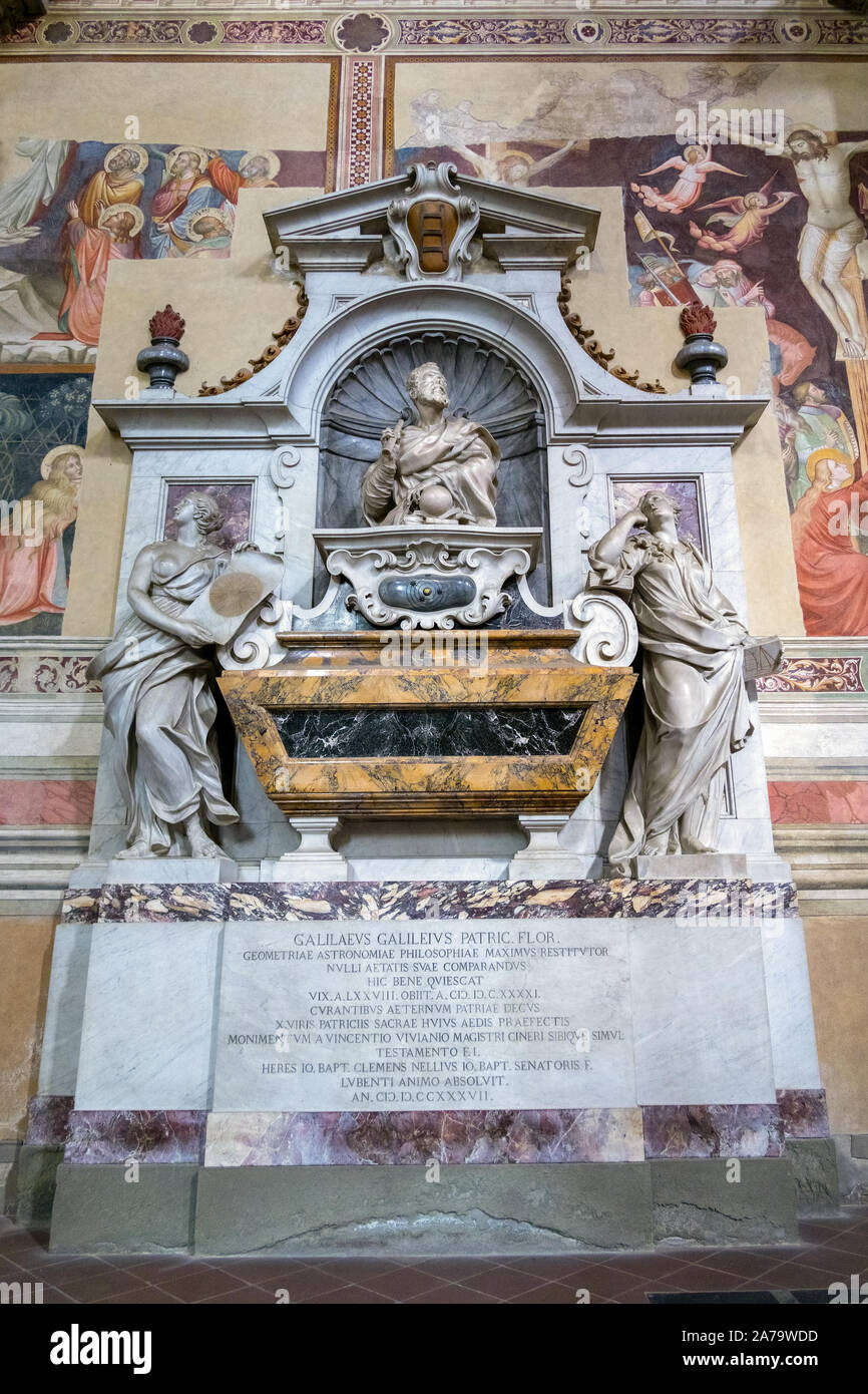 Firenze, Toscana/Italia - 19 Ottobre : tomba di Galileo Galilei nella chiesa di Santa Croce a Firenze il 19 ottobre 2019 Foto Stock