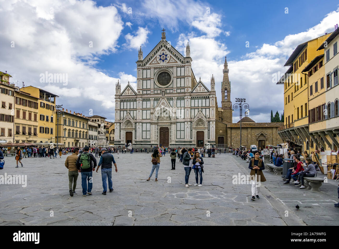 Firenze, Toscana/Italia - 19 Ottobre : Vista di Santa Croce chiesa francescana di Firenze il 19 ottobre 2019. Persone non identificate Foto Stock