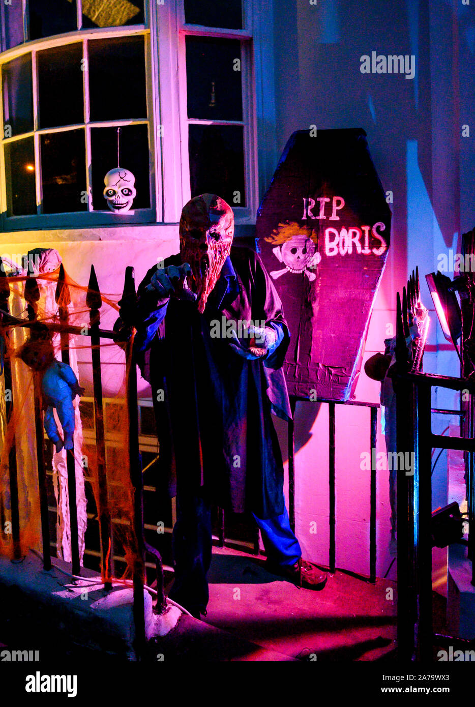 Brighton Regno Unito 31 ottobre 2019 - I residenti di Norfolk Road Brighton hanno vestito le loro case in un tema di Halloween questo uno con Boris Johnson twist stasera coincidente con il Primo Ministro chiamando un elezione generale su dicembre XII . Conosciuta come la Norfolk Road Spooky Cantine i residenti sono stati decorare le loro case ogni notte di Halloween per gli ultimi sette anni Credito: Simon Dack / Alamy Live News Foto Stock